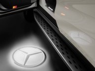 Проекция логотипа Mercedes в передние двери